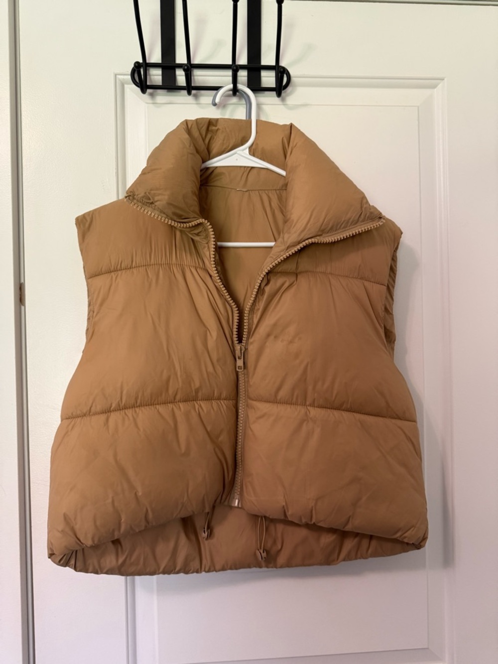 Cropped Puffer Vest in Warm Camel